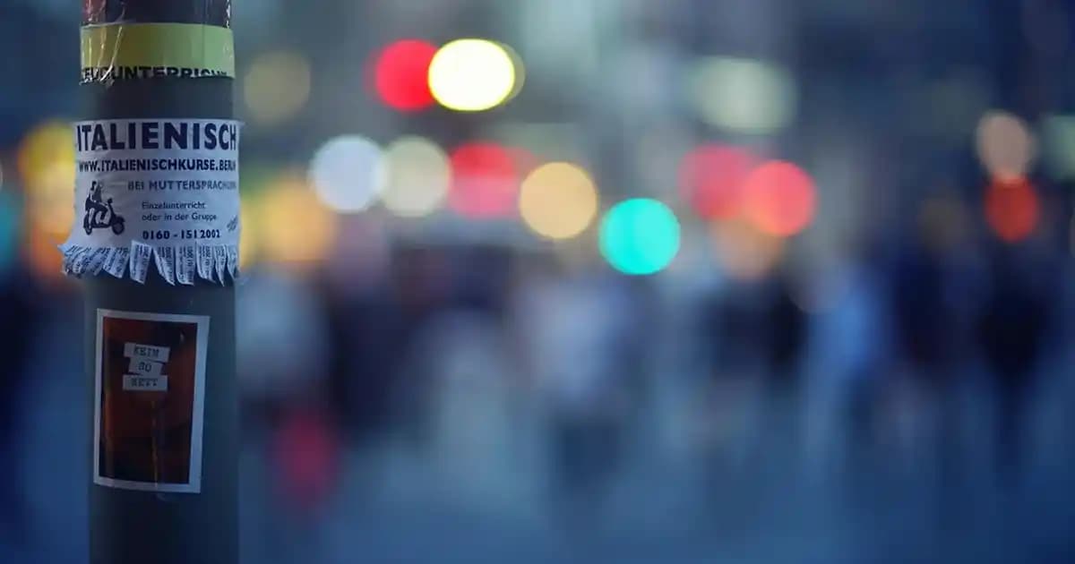 Neon Yeşil Kan Çantası: Modern Moda ve Renklerin Çarpıcı Buluşması