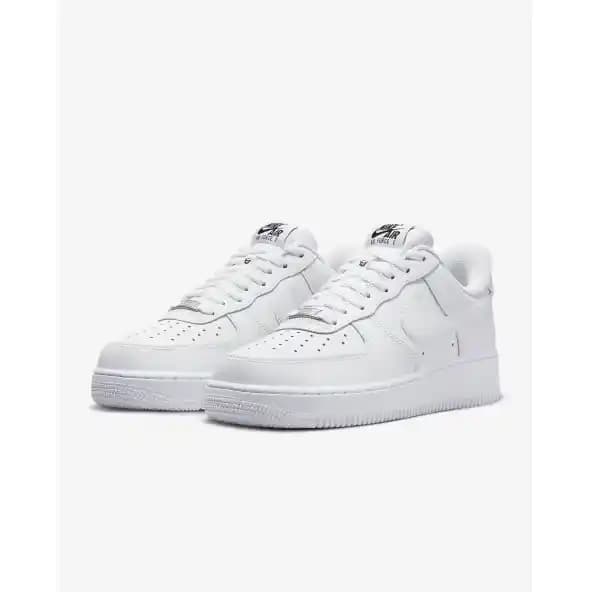 Nike Air Force Ayakkabıları: Moda ve Fonksiyonelliğin Modern Buluşması