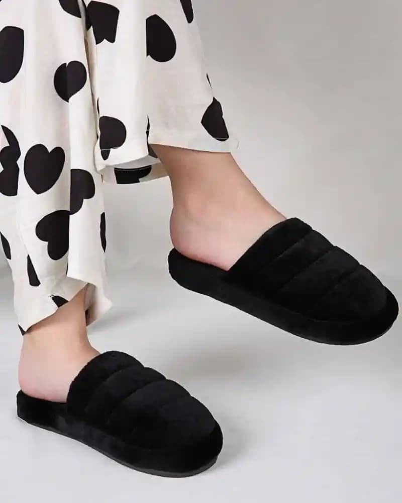 Peluş Tüylü Ev Terlikleri: Konfor ve Şıklığın Bir Arada Sunulduğu Rahat Tasarımlar