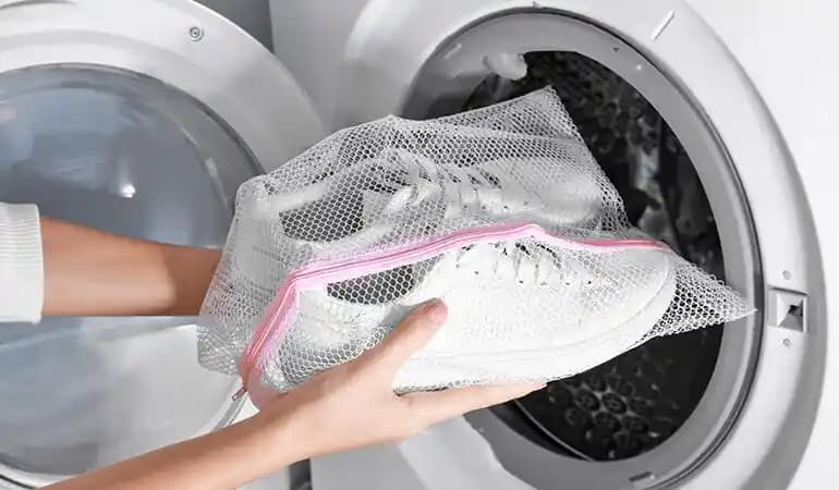 Spor Ayakkabılarının Makine Yıkama Yöntemleri ve Bakım İpuçları