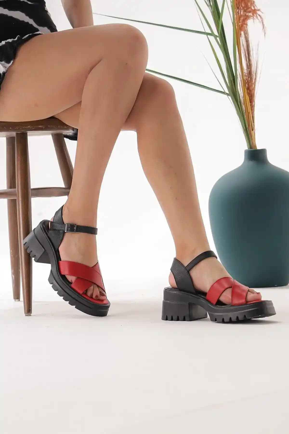 Yazlık Kadın Sandalet Modellerinde Konfor ve Stil Arayışı