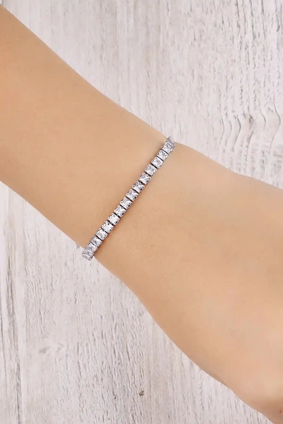 Zirkon Taşlı Kadın Bileklikleri: Estetik ve Dayanıklılığı Bir Arada Sunan Şık Aksesuarlar