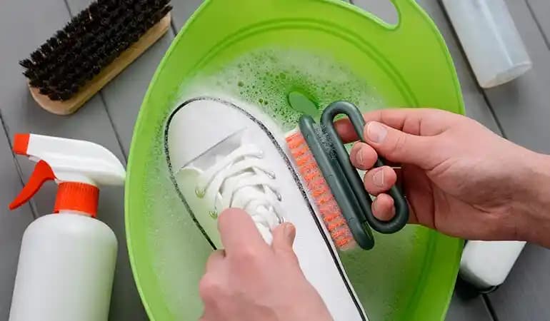 Ayakkabı Temizliği İçin Temizlik Köpüğü Kullanımı ve Bakım Yöntemleri