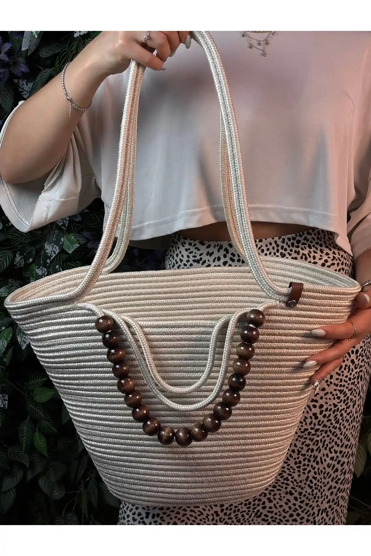 Boncuklu Günlük Aksesuar Çantaları: Şıklık ve Fonksiyonelliğin Modern Yorumları