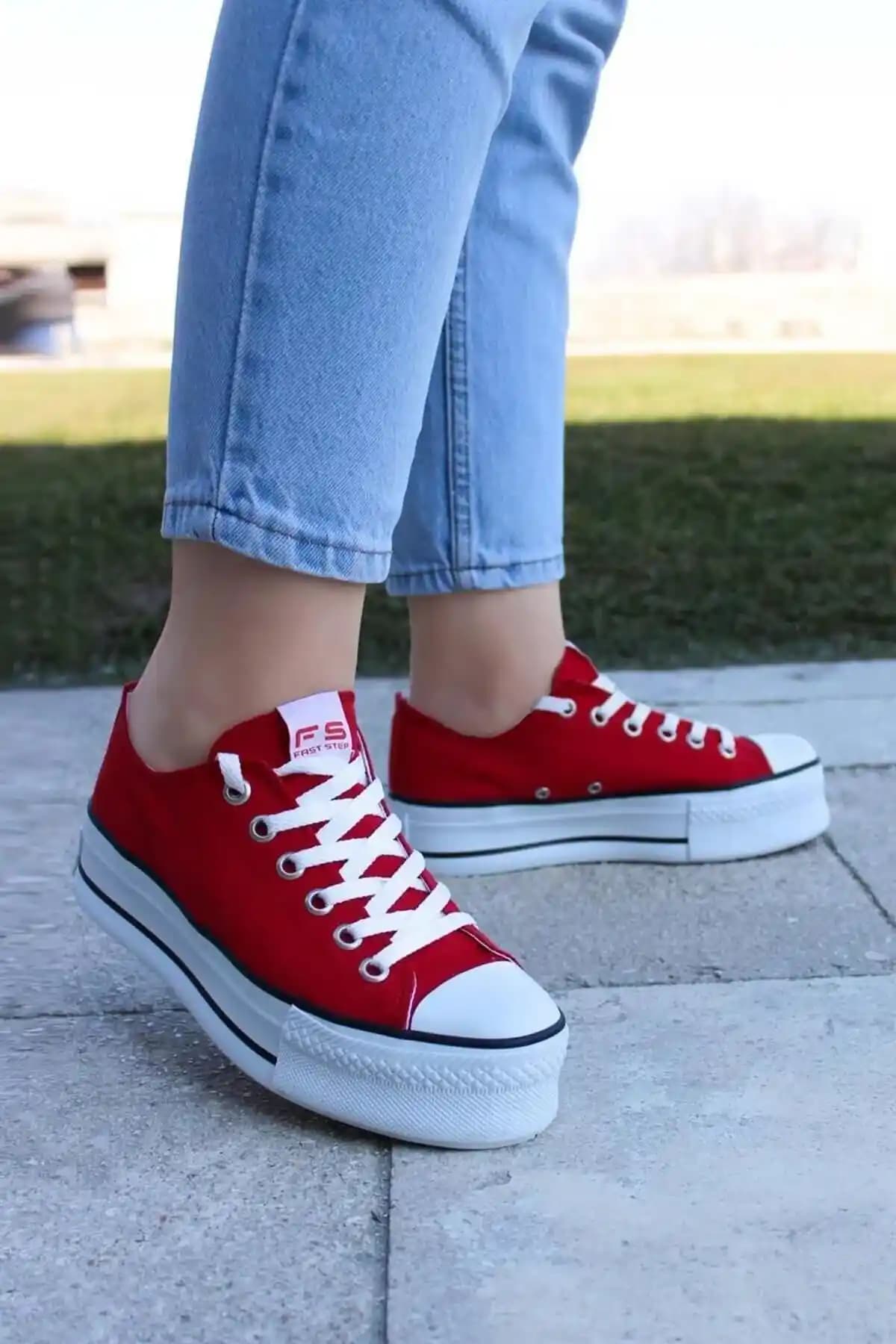 Converse Ayakkabıları: Moda ve Dayanıklılığıyla Günümüz Trendlerine Uyum Sağlayan Popüler Marka