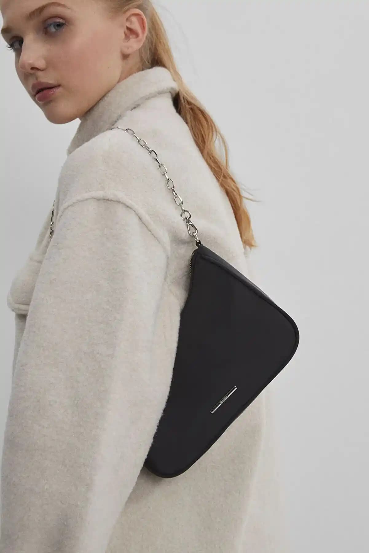 Elektronik ve Moda Aksesuarlarında Mila Mıknatıs ve Bershka Zincirli Çanta Analizi