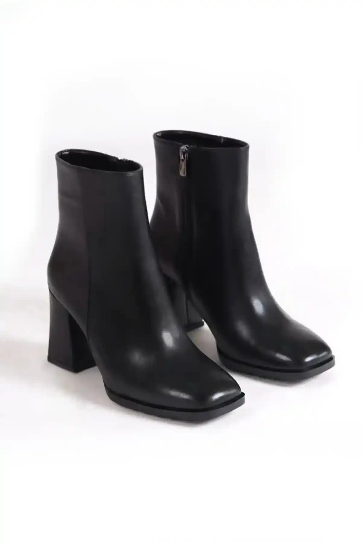 Elite Kut Topuklu Botlar: Şıklık ve Konforun Bir Arada Sunulduğu Tasarımlar
