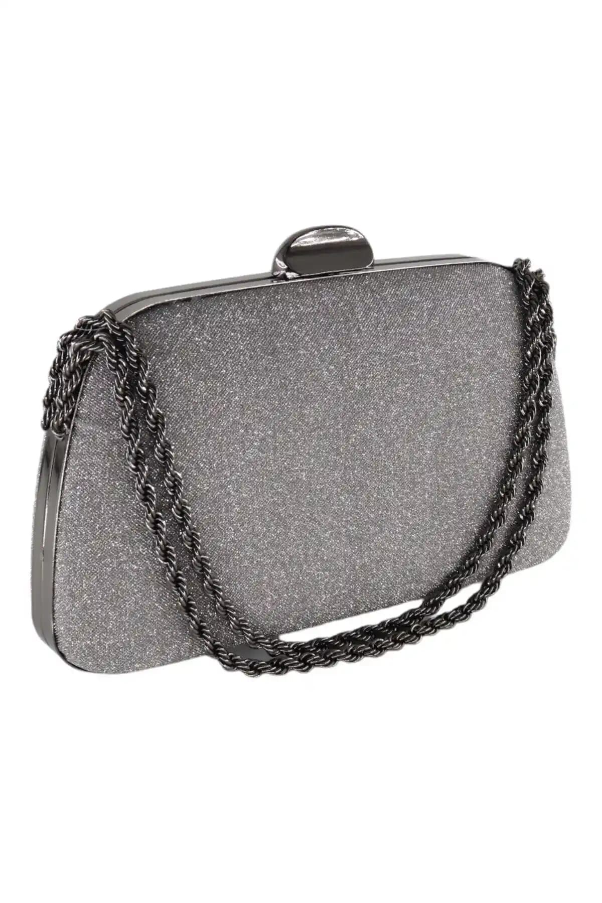 Gece Davetleri İçin Simli Çanta ve Abiye Uyumunun İncelenmesi