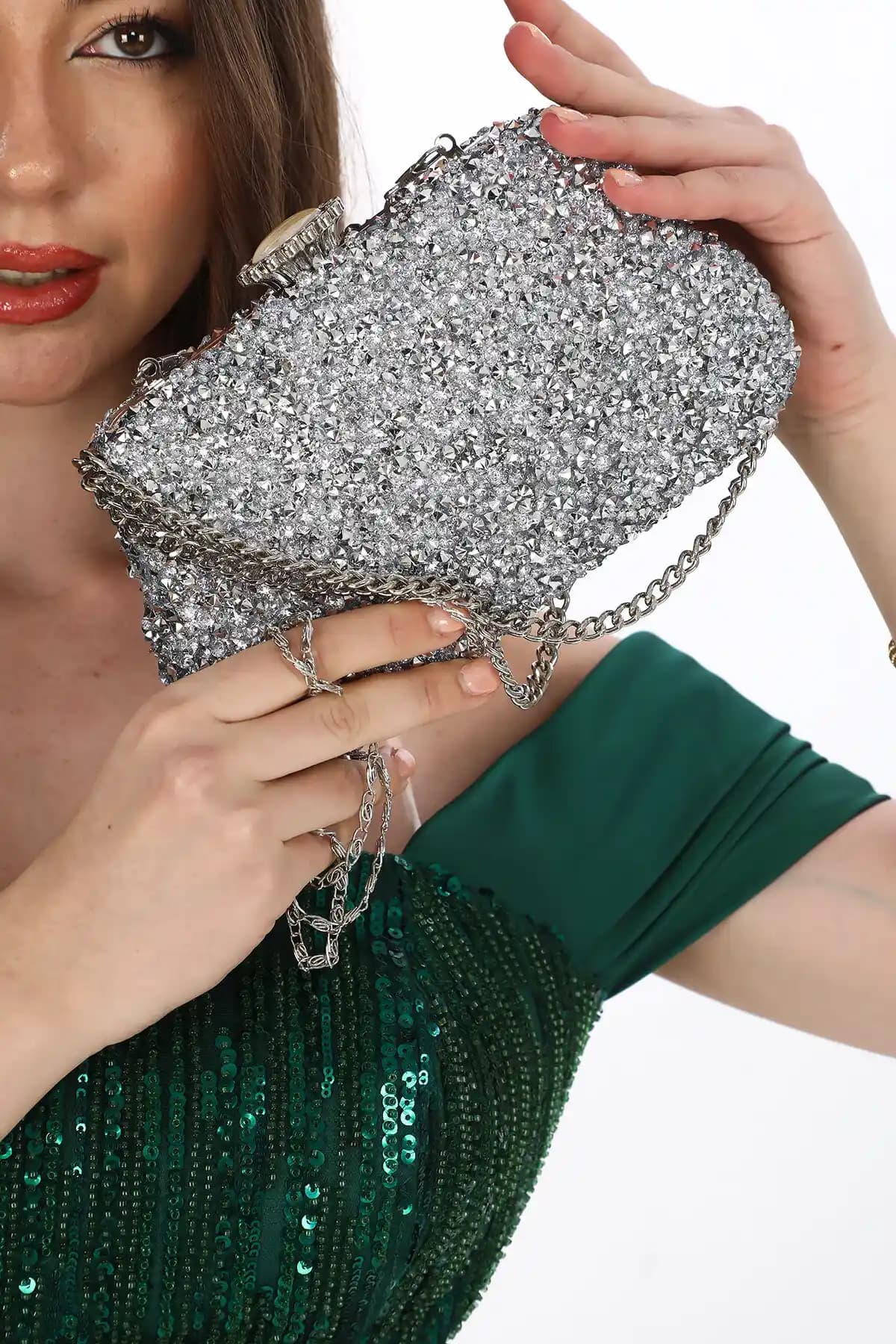 Gece Davetleri İçin Taşlı Gümüş Portföyleri: Zarif ve Fonksiyonel Aksesuar Seçenekleri