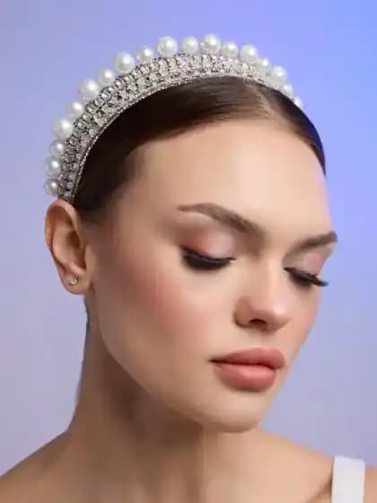 Gelin Aksesuarları: Taç ve Toka Seçiminde Trendler, Özellikler ve Kullanım İpuçları
