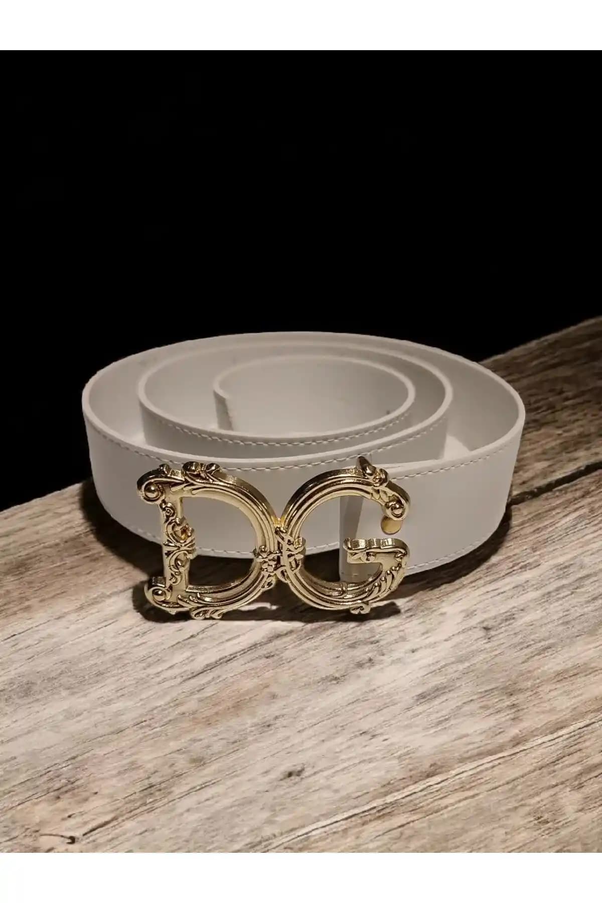 Gold Tokalı Kemerler: Şıklık ve Fonksiyonelliği Bir Arada Sunan Modern Aksesuarlar