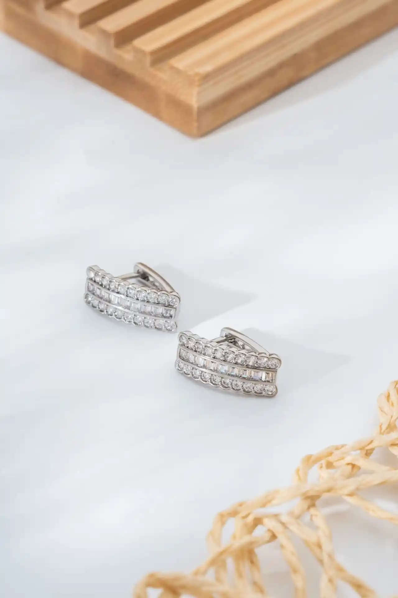 Gümeş Küpe Tasarımlarıyla Zarif ve Modern Takı Seçenekleri