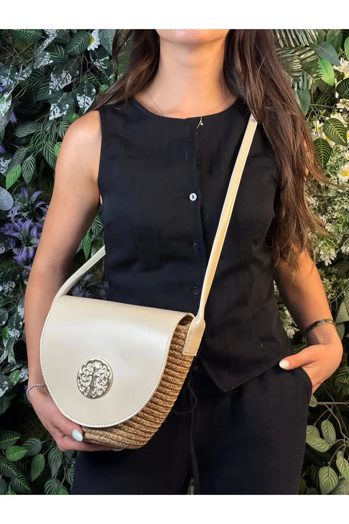 Günlük Aksesuar Çantaları: Şıklık ve Fonksiyonelliğin Birlikte Sunulduğu Modeller