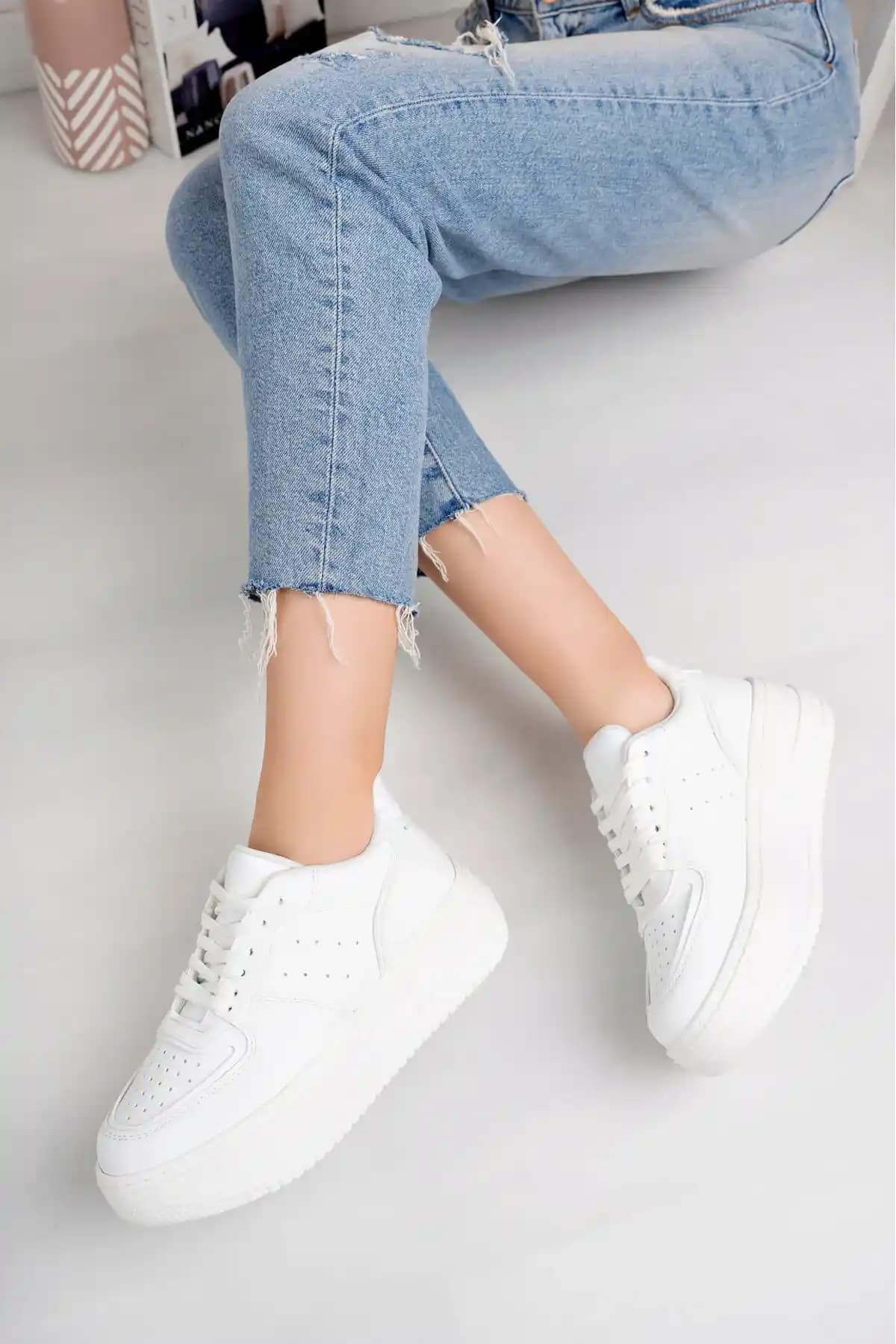 Günlük Kullanım İçin Hafif ve Konforlu Spor Ayakkabıları: Tasarım ve Teknoloji Özellikleri