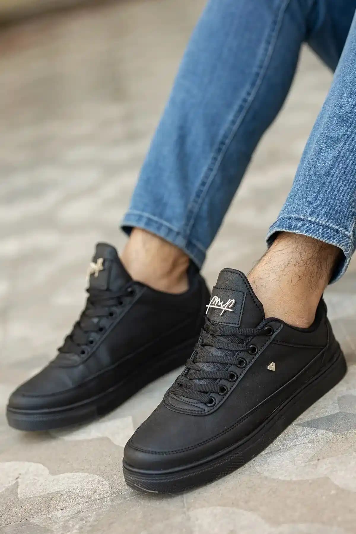 Günlük Kullanım İçin Siyah Spor Ayakkabılar: Konfor ve Şıklık Bir Arada