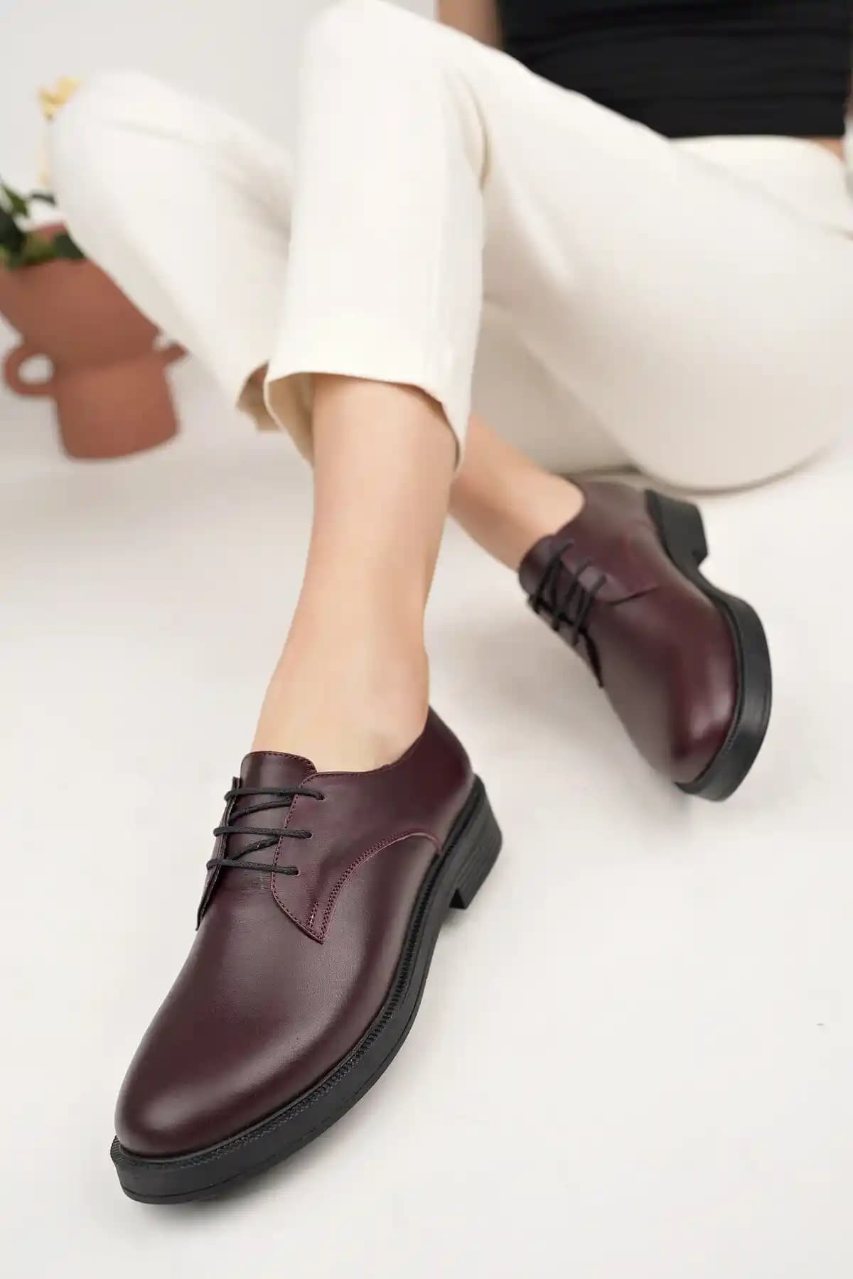 Hakiki Deri Kadın Ayakkabıları ve Bordo Renk Seçenekleri Üzerine Detaylı İnceleme
