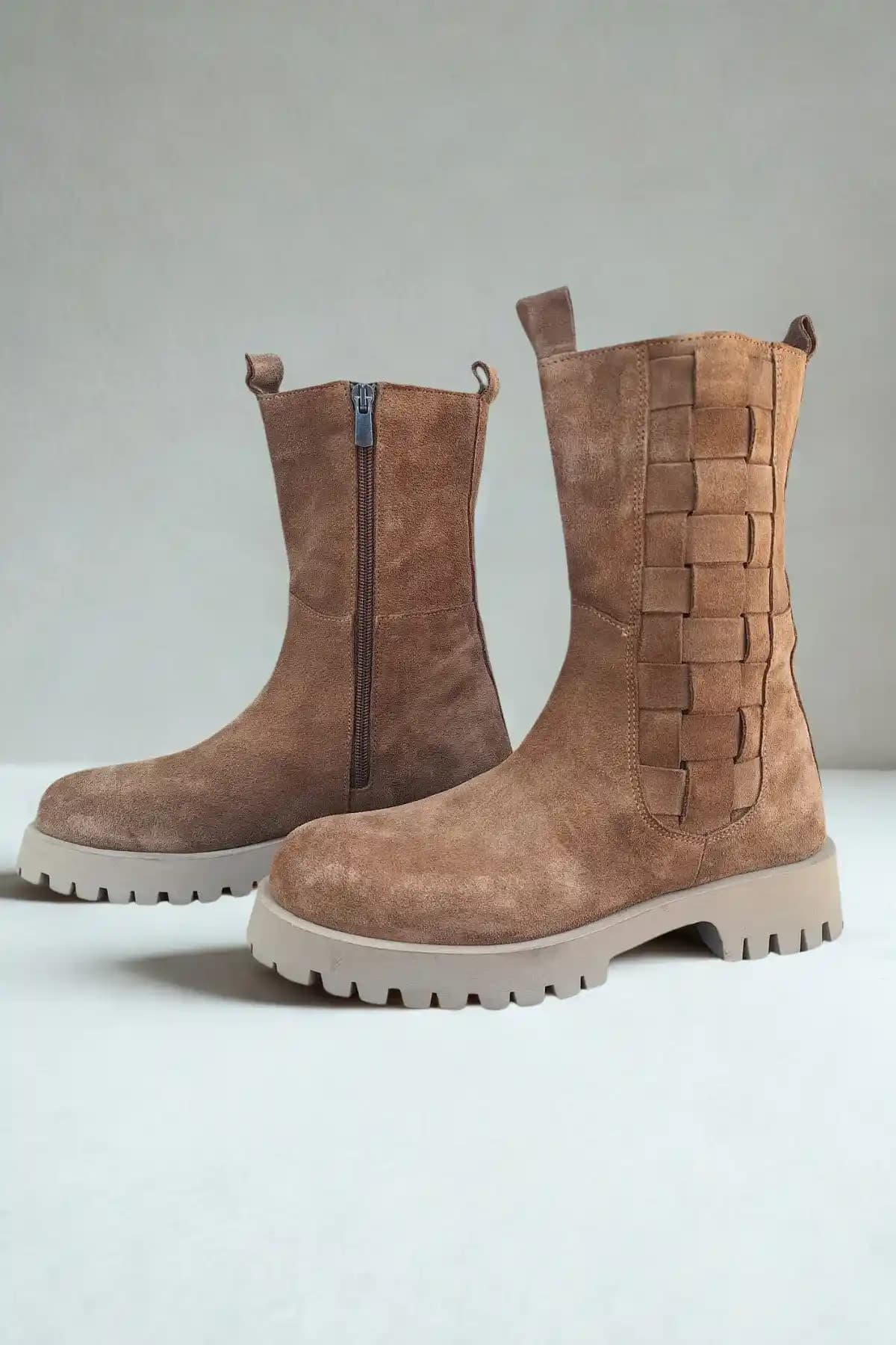 Hakiki Deri Kadın Botları: Şıklık ve Konforun Buluştuğu Modern Tasarımlar