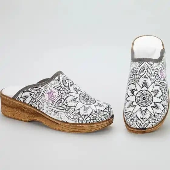 Hastane ve eğitim ortamları için uygun rahat ve destekleyici terlik modelleri