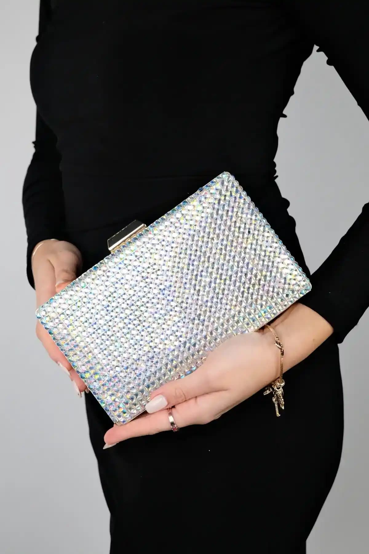 Işıltılı Taşlı Kadın Abiye Çantalar: Şıklık ve Fonksiyonelliğin Buluşması