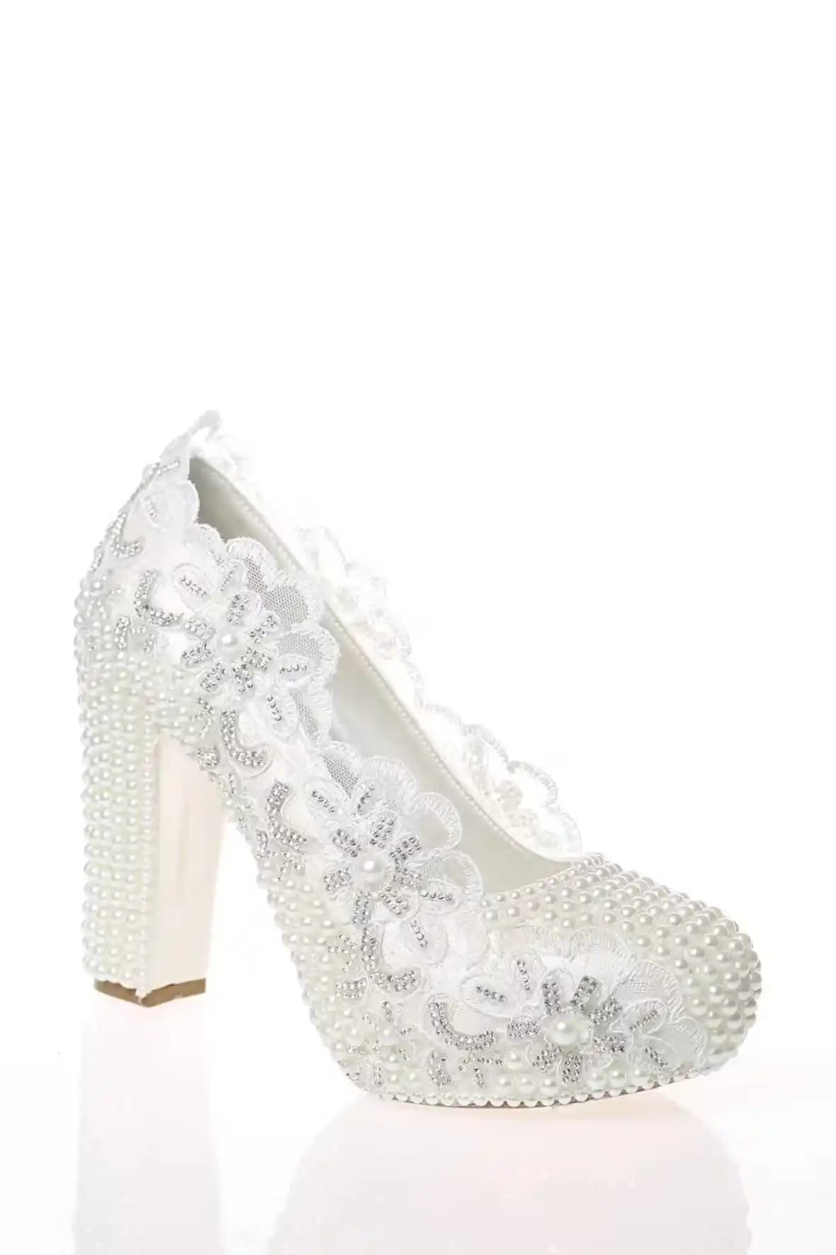 Kadın Abiye Ayakkabıları: Tasarım, Malzeme ve Moda Trendleri Hakkında Kapsamlı Rehber