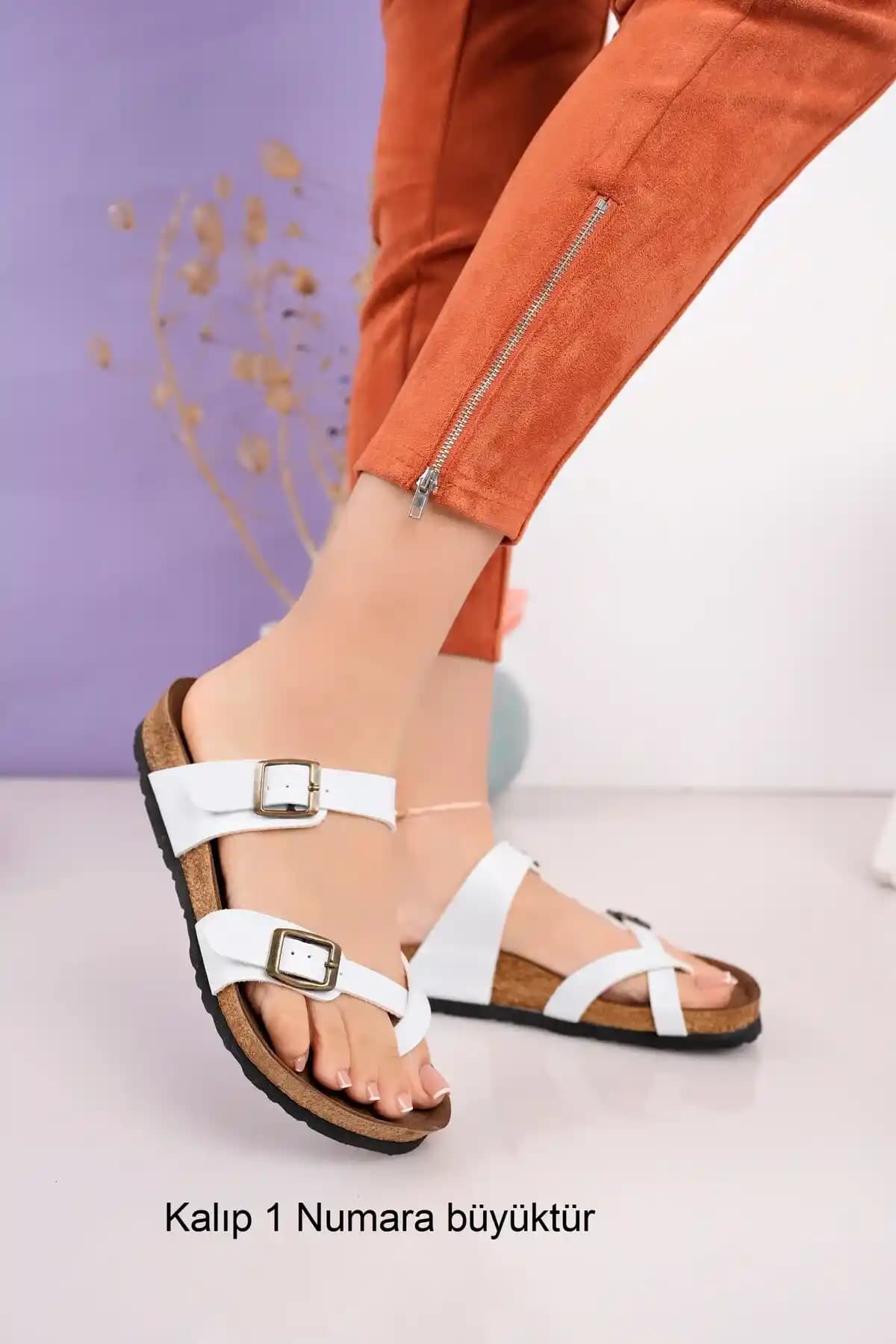 Kadın Anatomik Yazlık Terlikler: Konfor ve Sağlığı Bir Arada Sunan Modern Tasarımlar