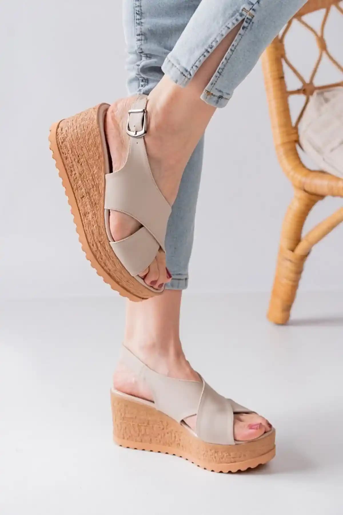 Kadın Ayakkabılarında Dolgu Topuk ve Lanina Sandaletlerin Özellikleri ve Farkları