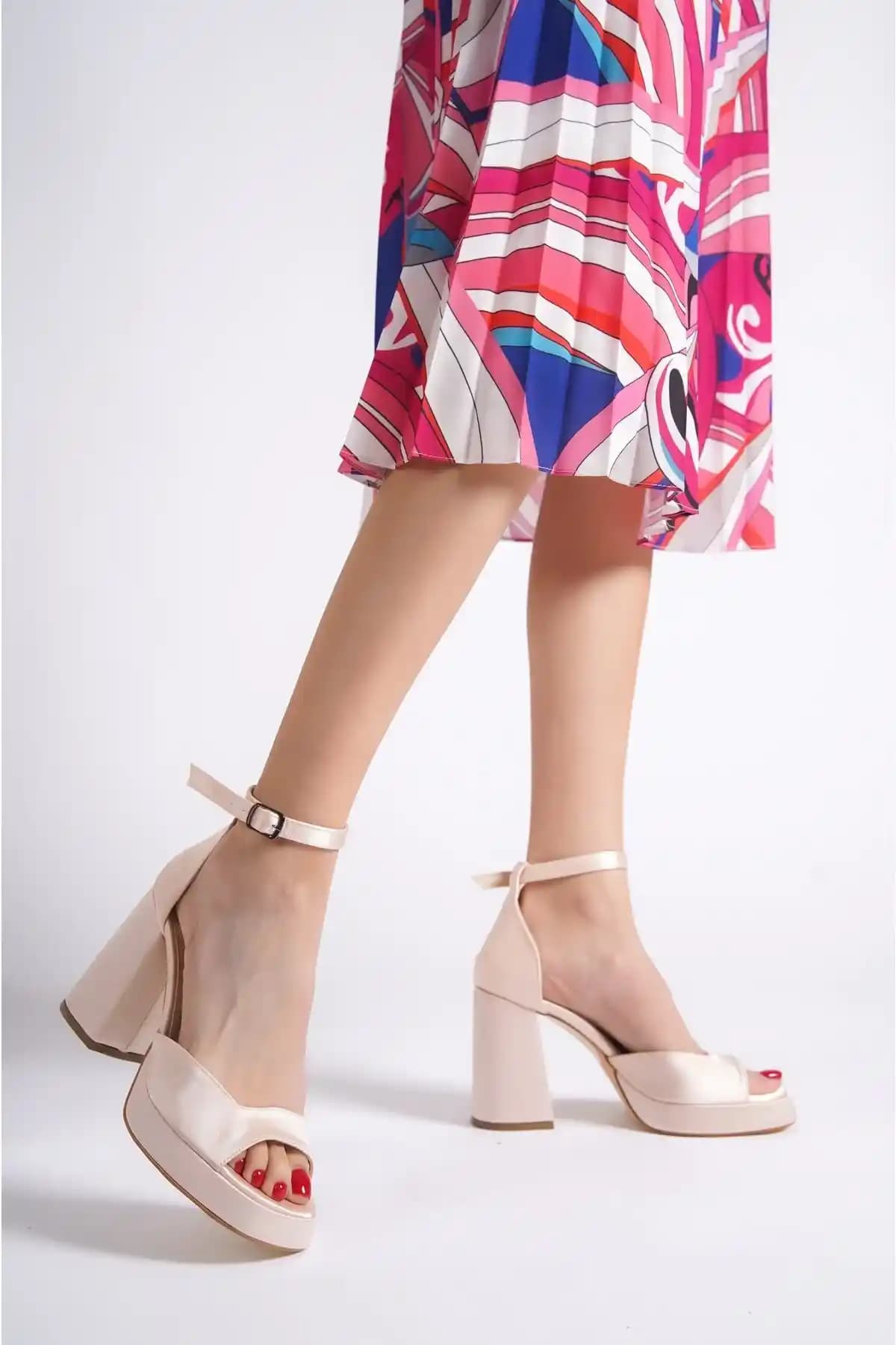 Kadın Ayakkabılarında Saten ve Topuklu Tasarımların Estetik ve Konforu