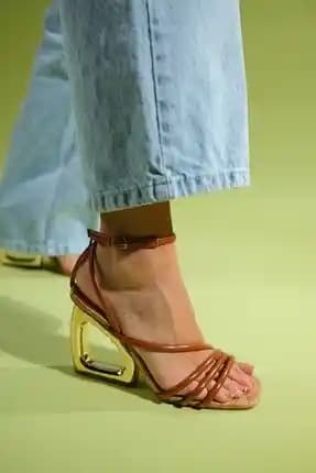 Kadın Ayakkabılarıyla Tarzınızı Yansıtmanın İpuçları ve Stil Seçenekleri