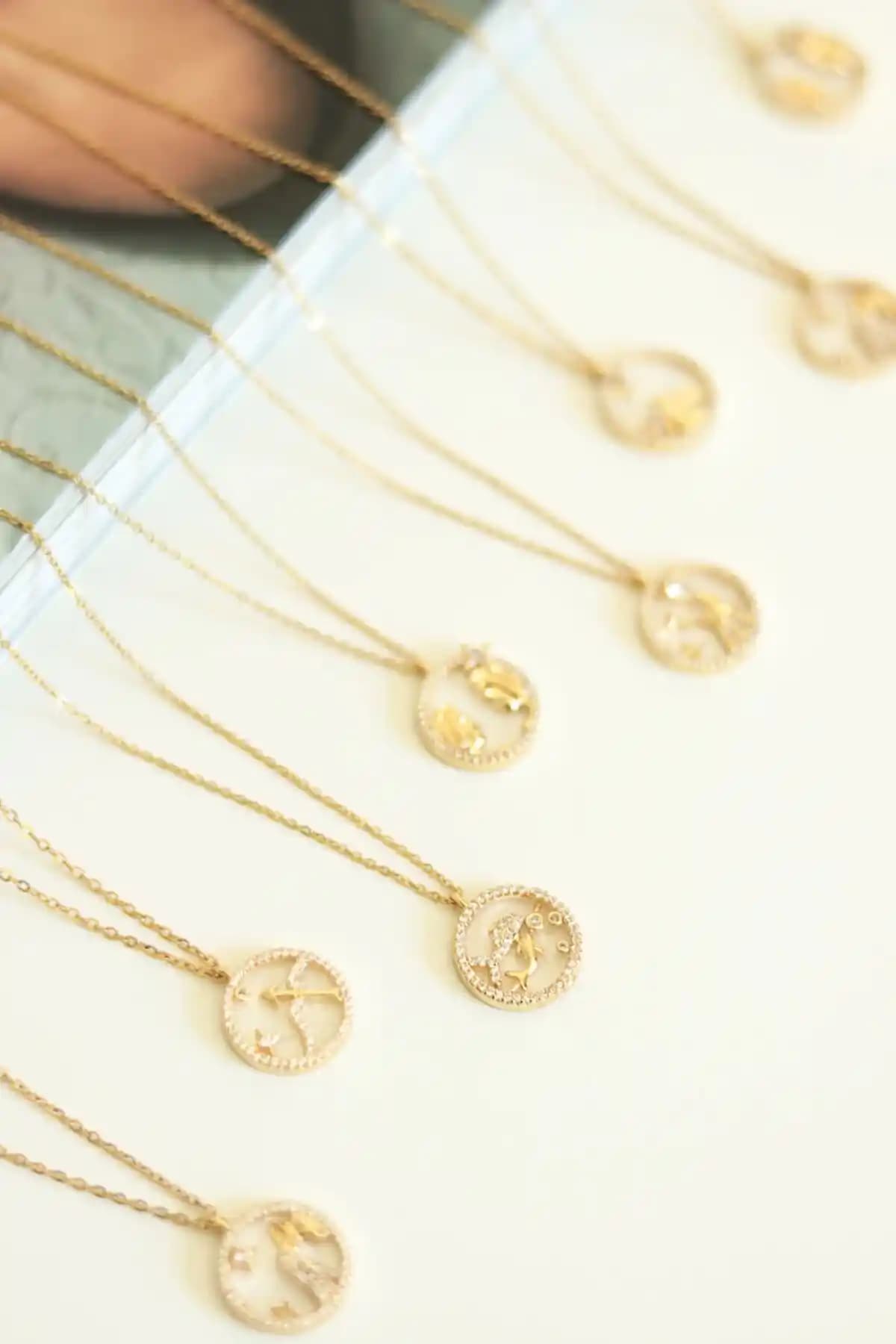 Kadın Burç Temalı Kolye Aksesuarları ile Kişisel Tarzınızı Yansıtın ve Özgünlük Kazanın