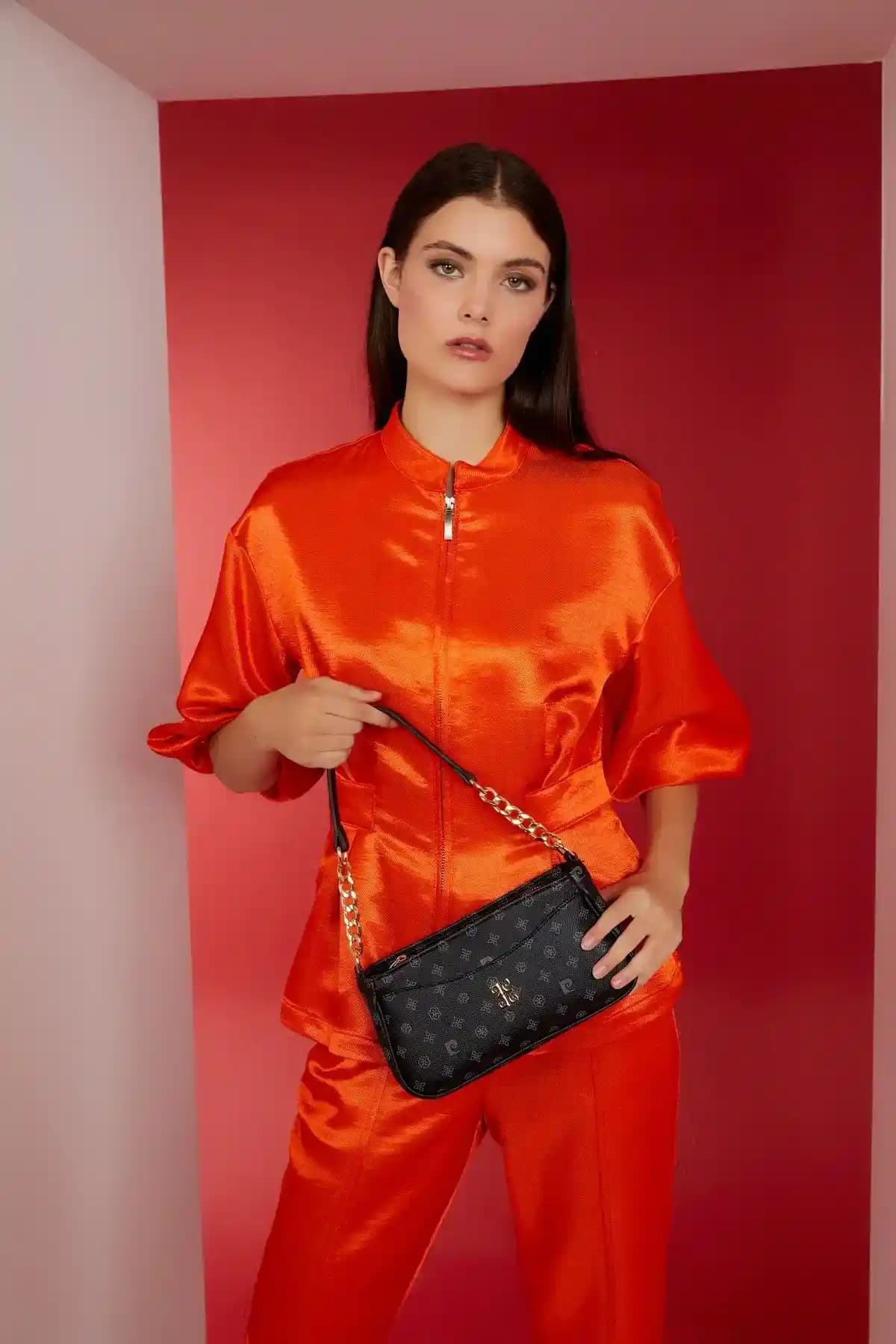 Kadın Çanta Modelleri: Fonksiyonellik ve Tasarımın Uyumuyla Güncel Seçenekler