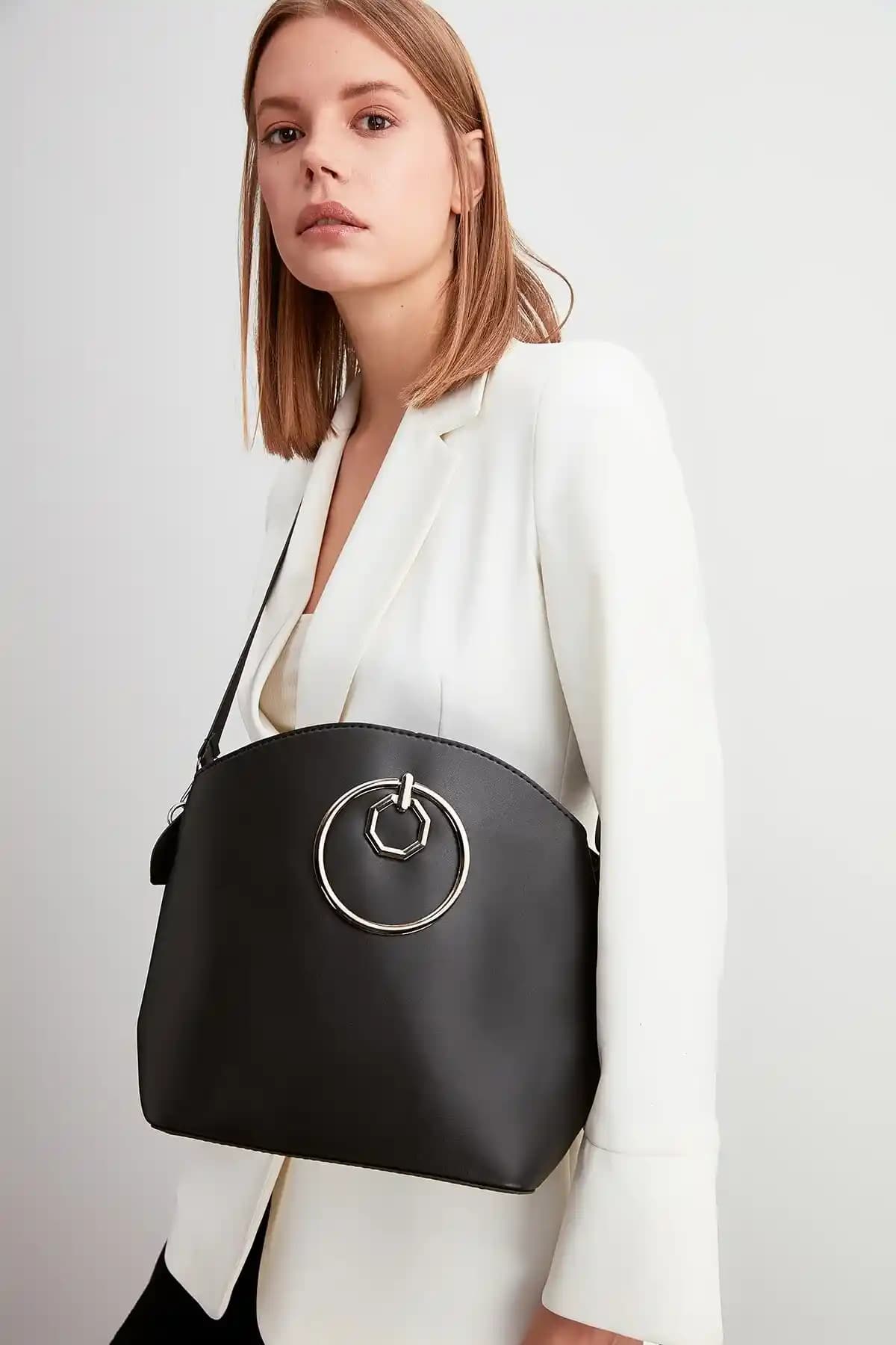 Kadın Çantası Detayları: Malzeme, Tasarım ve Fonksiyonellik Üzerine Derinlemesine İnceleme