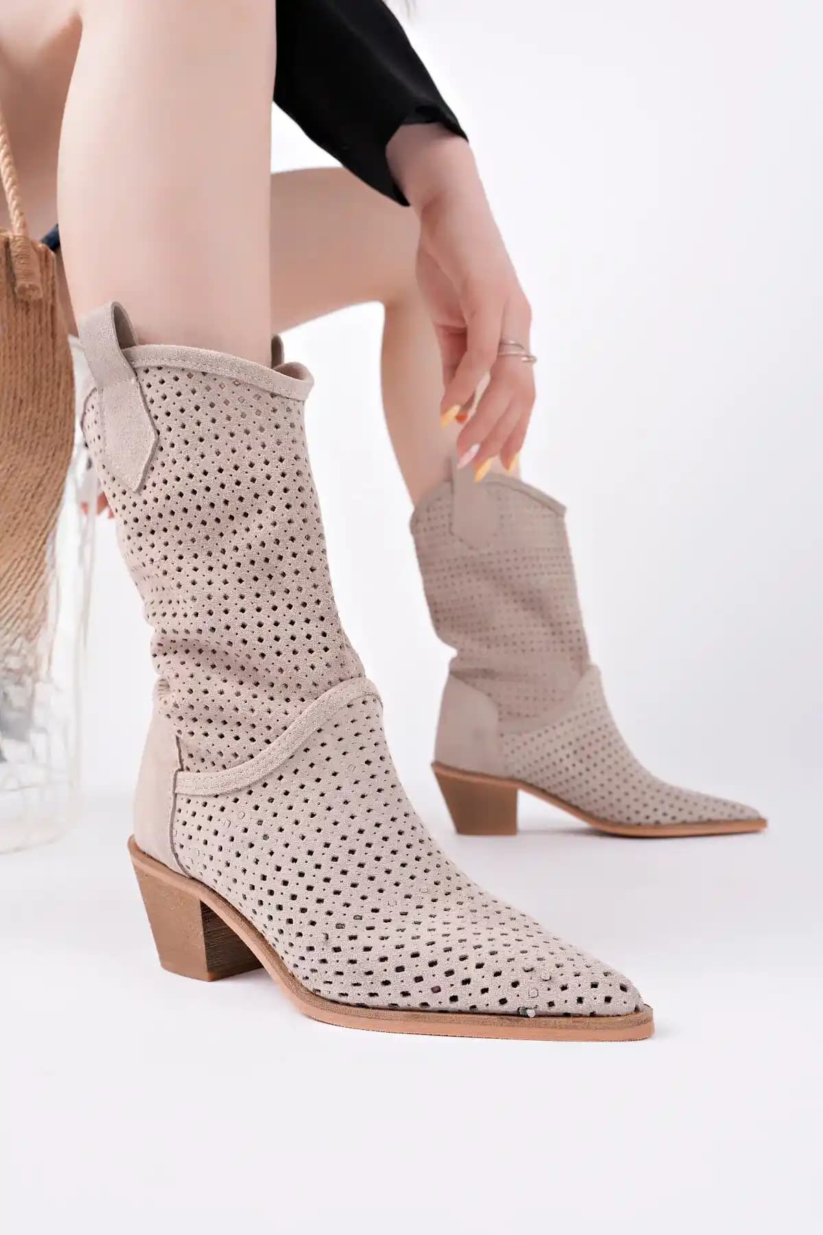 Kadın Çizme ve Elektronik Dünyası: Günlük Kullanımda Güvenilir ve Şık Seçenekler