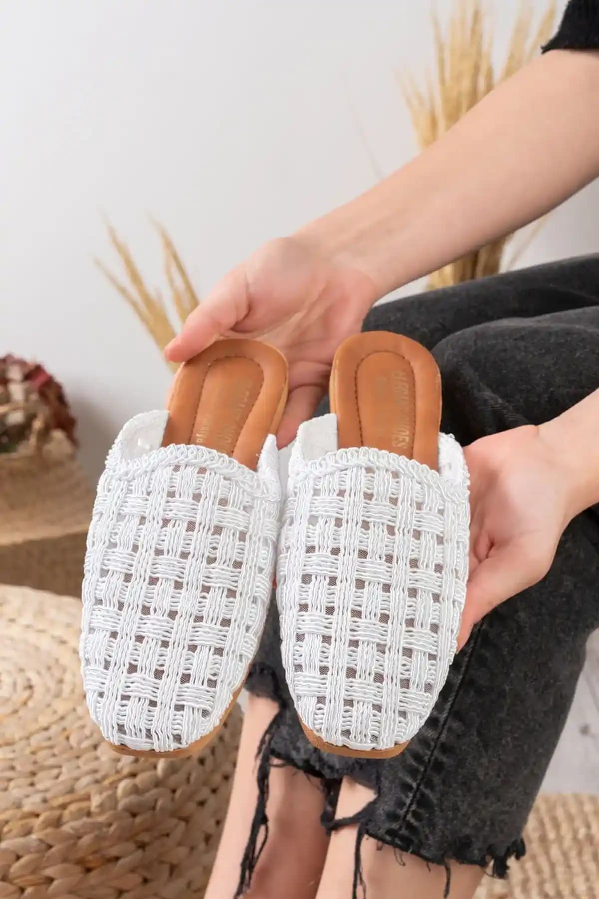 Kadın Dantel İşlemeli Ev Ayakkabıları: Şıklık ve Konforun Buluşması