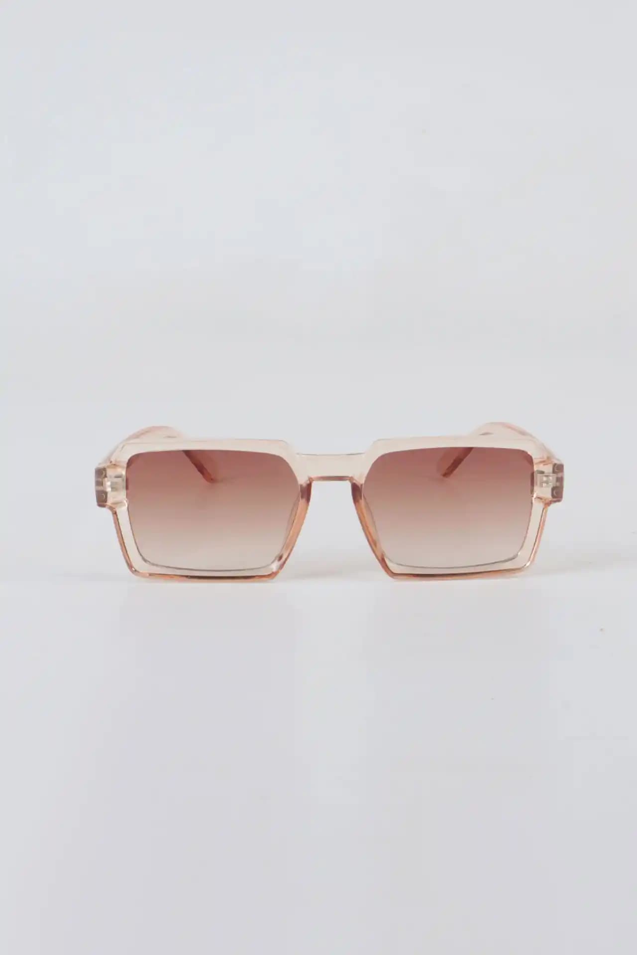 Kadın Dikdörtgen Güneş Gözlükleri Modelleri ve Trendleri 2024