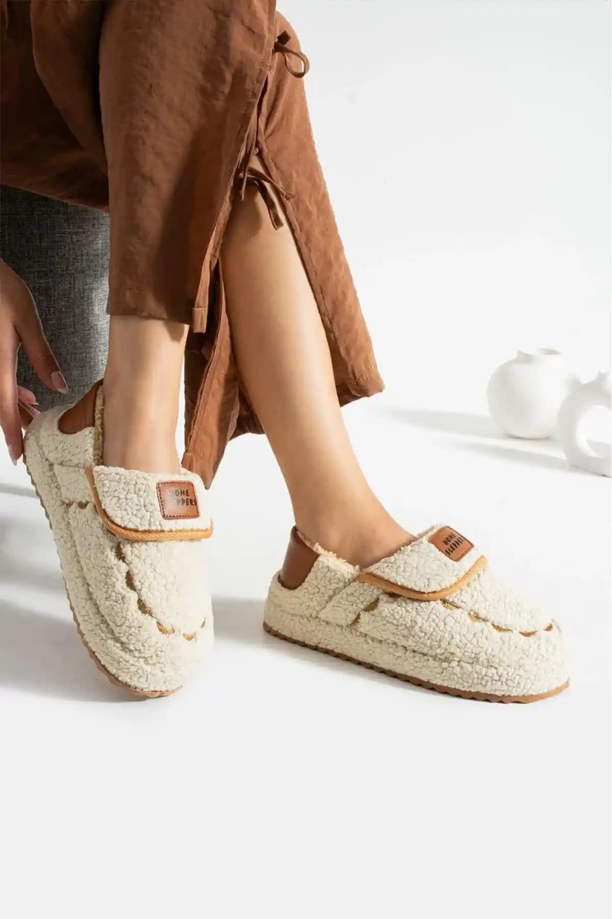 Kadın Ev Ayakkabıları: Konfor ve Sıcaklık Sağlayan Güncel Modeller ve Özellikler