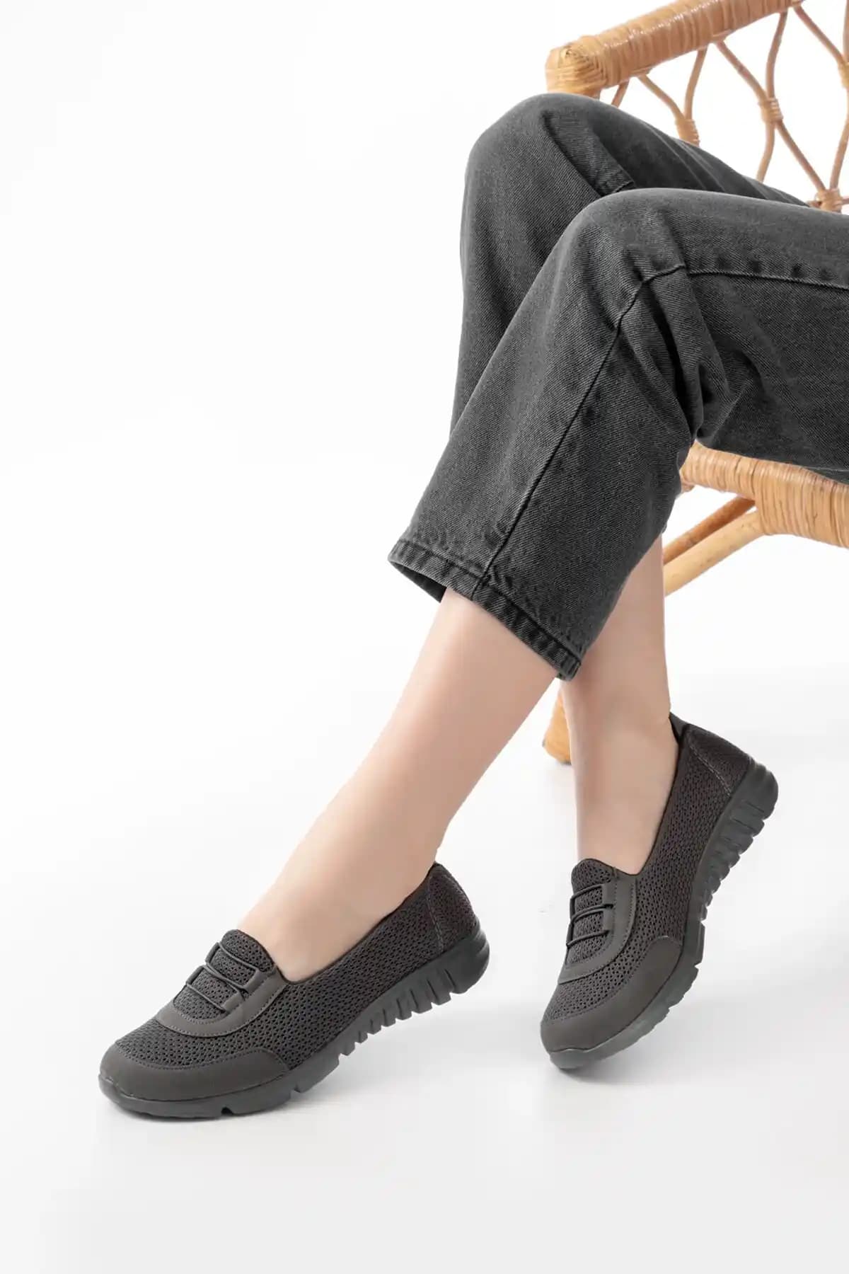 Kadın Günlük Ayakkabıları: Şıklık ve Konforu Bir Arada Sunan Modeller