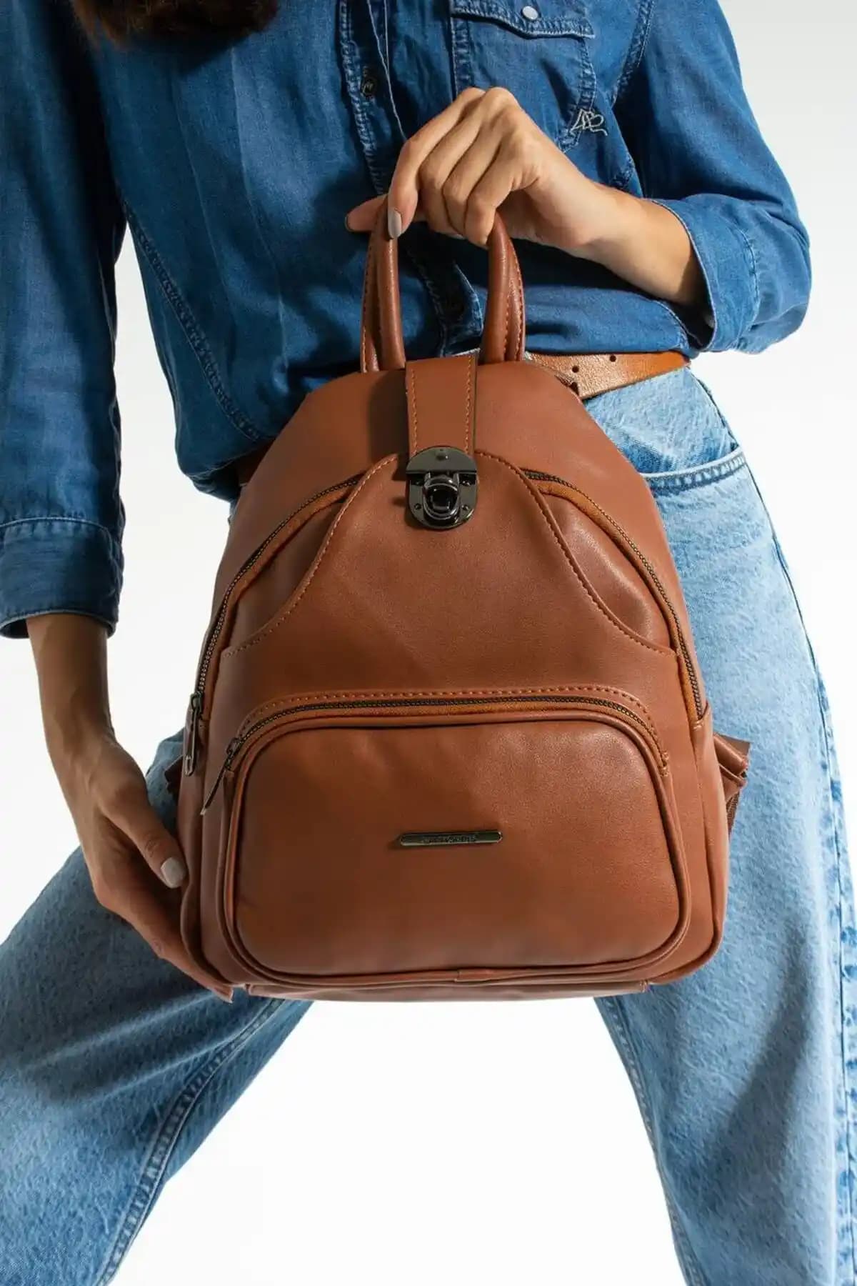 Kadın Günlük Çanta Modellerinde Fonksiyonellik ve Tasarımın Uyumlu Kombinasyonu