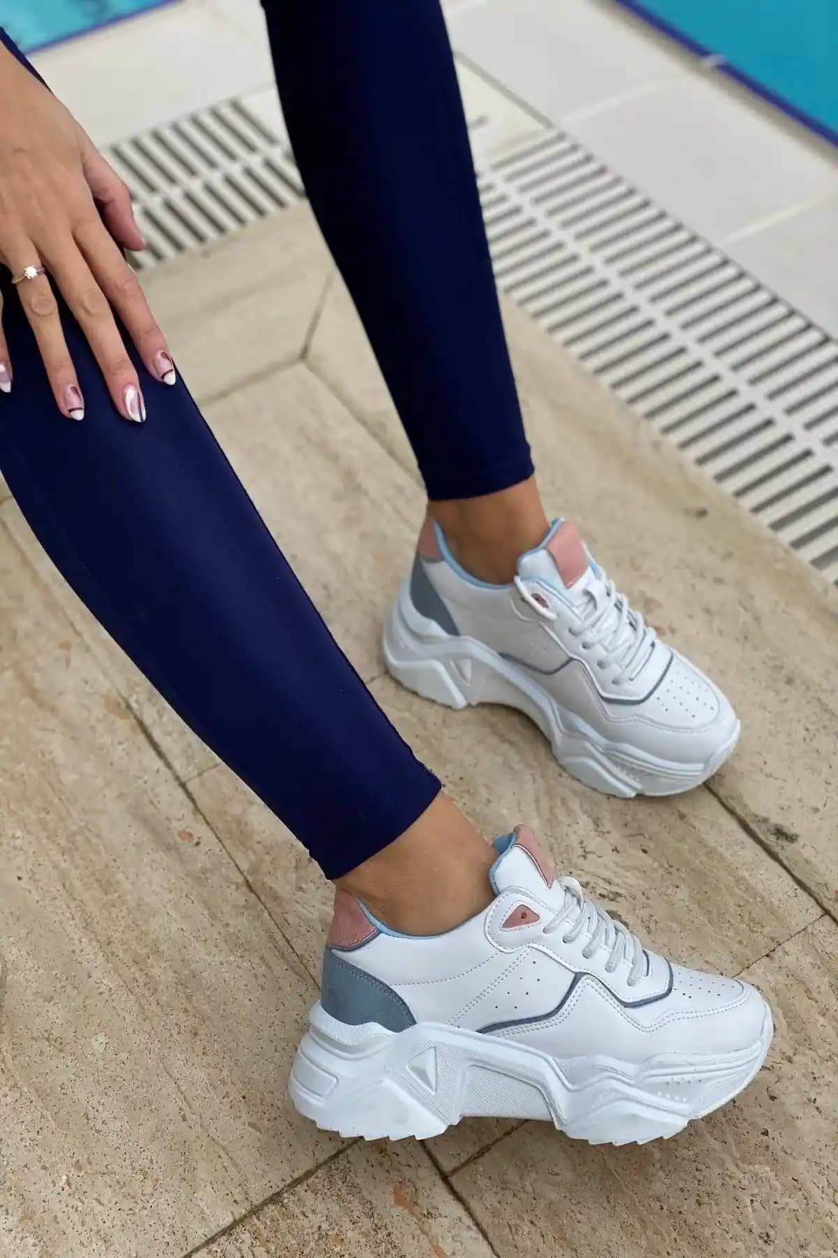 Kadın Günlük Sneaker Modelleri Beyaz Pudra ve Mavi Renk Seçenekleriyle Şıklık ve Konfor Sunar
