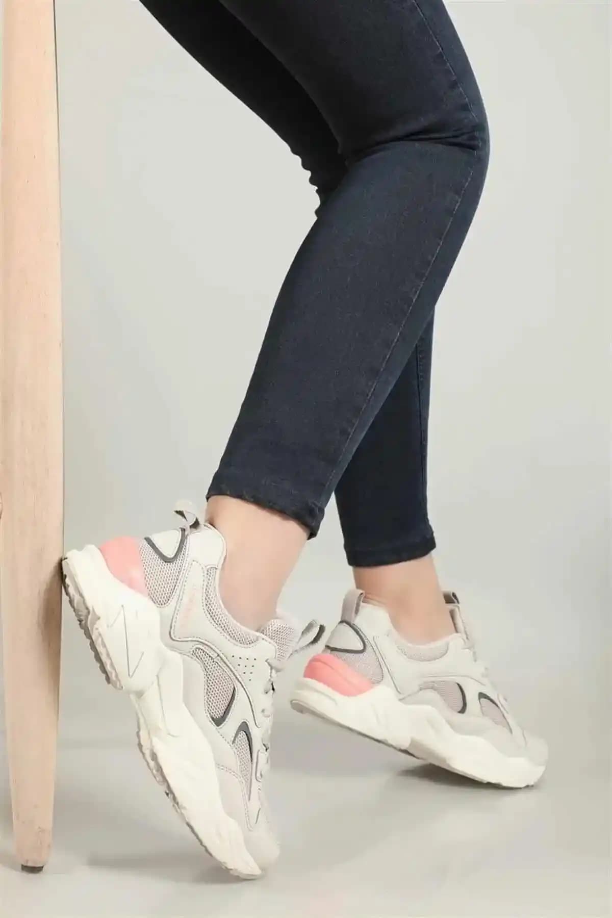 Kadın Günlük Spor Ayakkabıları: Rahatlık ve Şıklığın Modern Buluşması