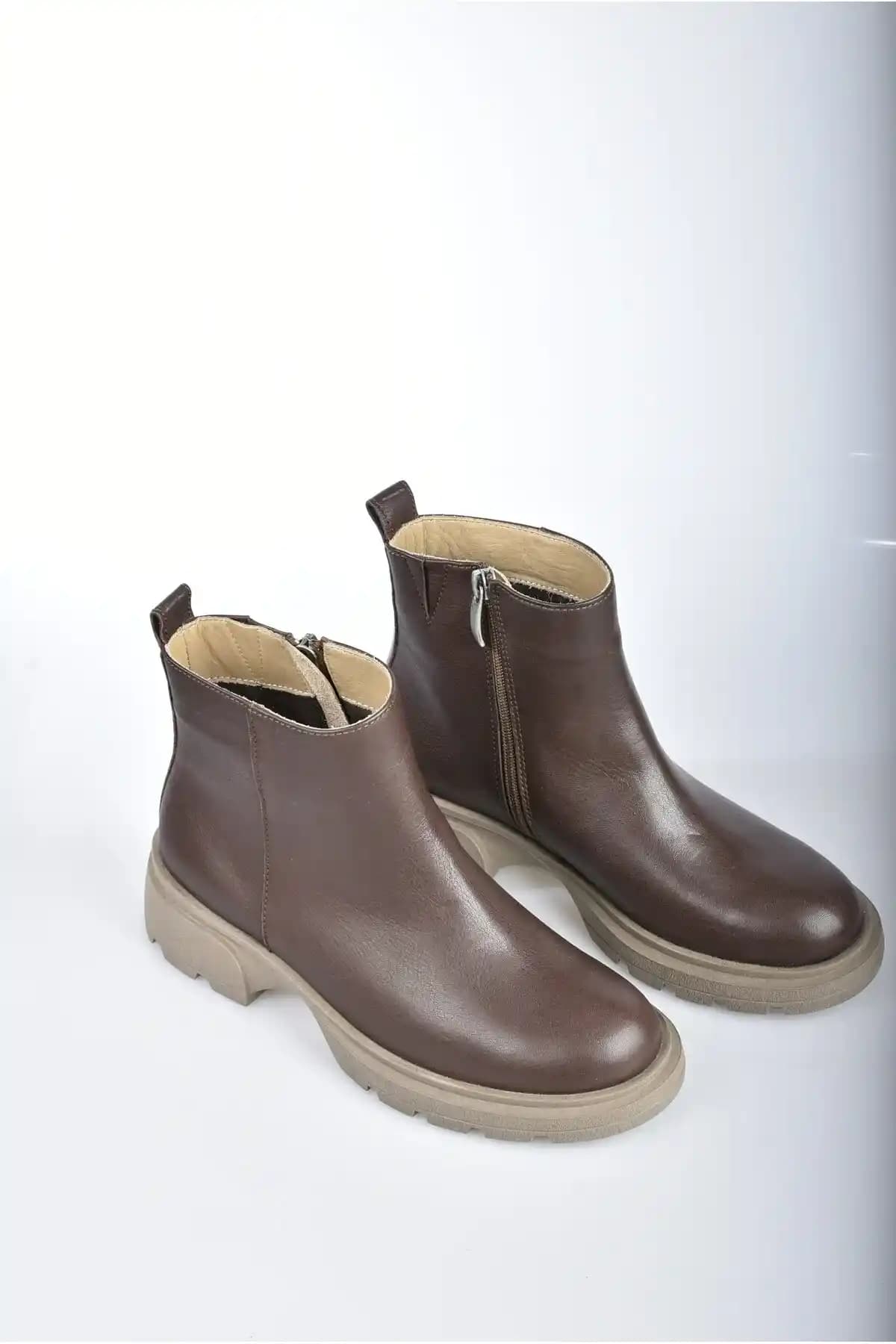 Kadın Hakiki Deri Botlar: Şıklık ve Konforu Bir Arada Sunan Kaliteli Seçenekler