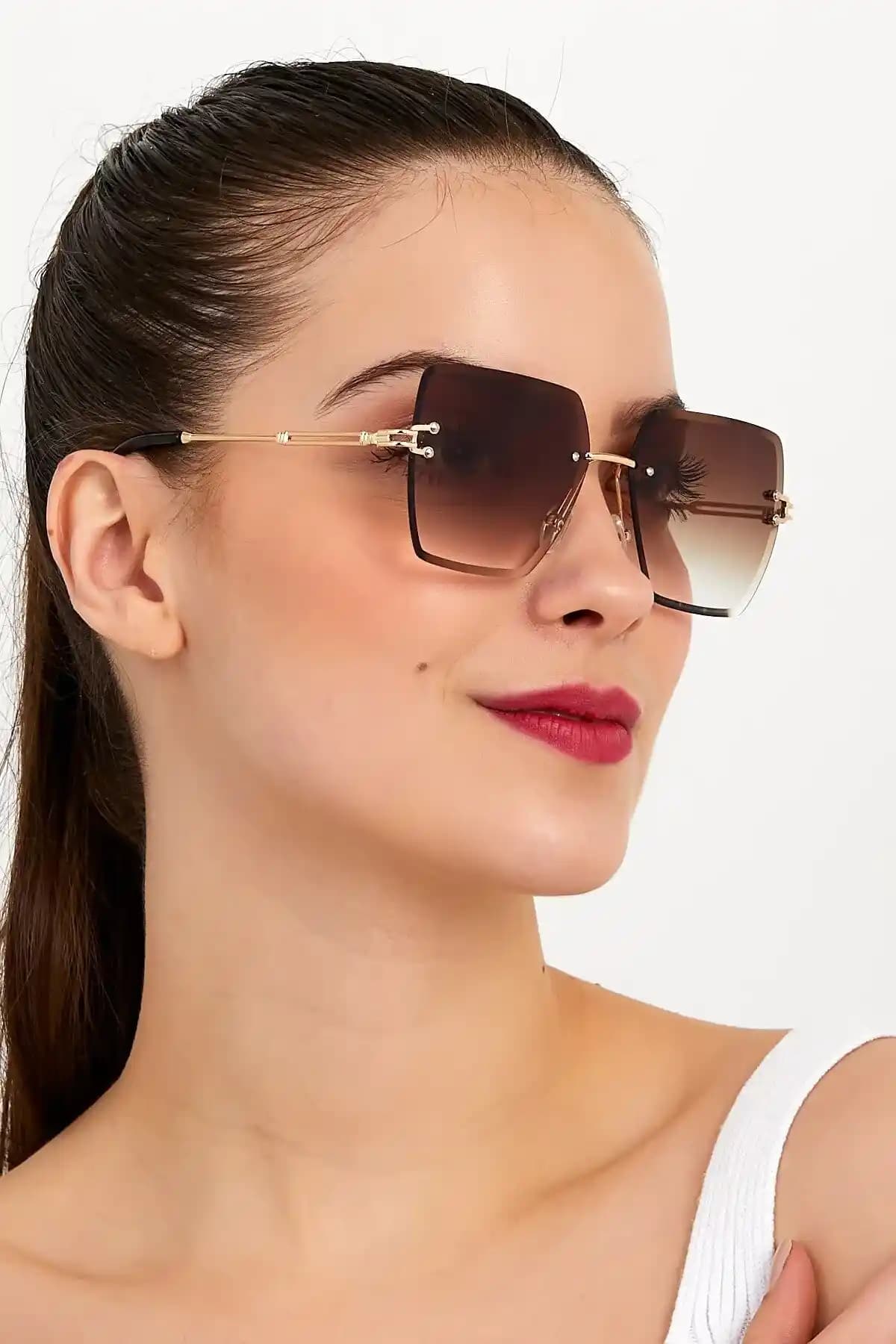Kadın Kahverengi Güneş Gözlükleri: Estetik ve Fonksiyonellik Bir Arada