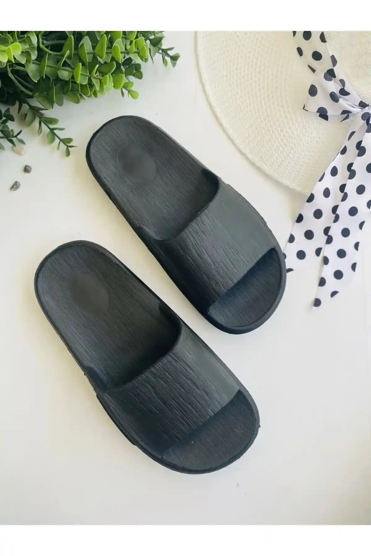 Kadın Kaymaz Terlikler: Banyo Güvenliği ve Konforu İçin En İyi Seçenekler