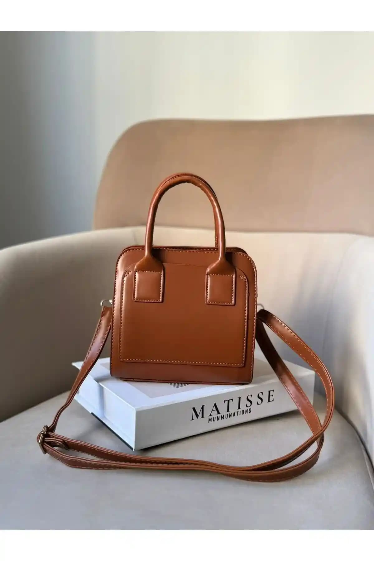 Kadın Moda Trendleri Arasında Çapraz Askılı Çantaların Yeri ve Güncel Kullanım İpuçları