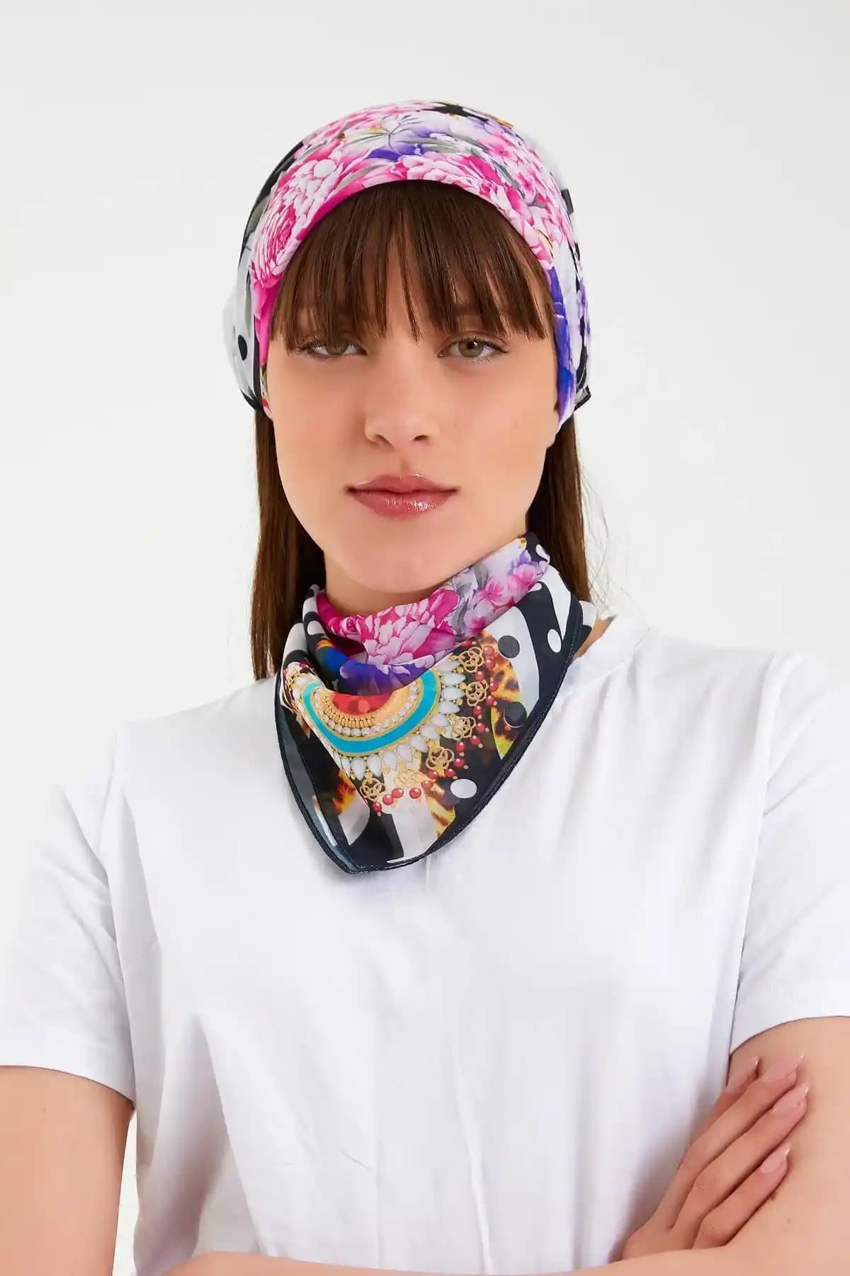 Kadın Modasında Aksesuarlar: Bandana ve Fularların Güncel Kullanım ve Kombinasyon İpuçları