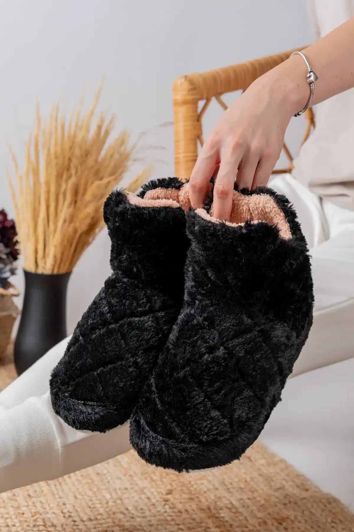 Kadın Pandufları: Konfor ve Estetik Sunan Ev İçi Ayakkabıları