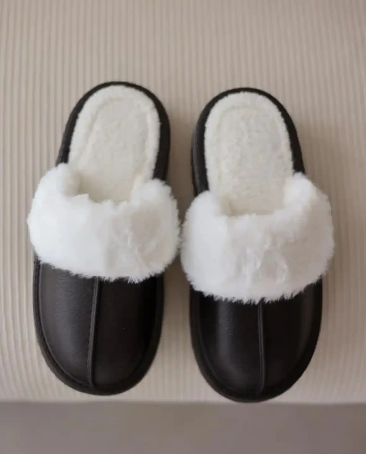 Kadın Peluş Terliklerde Şıklık ve Konforun Bir Arada Sunulması