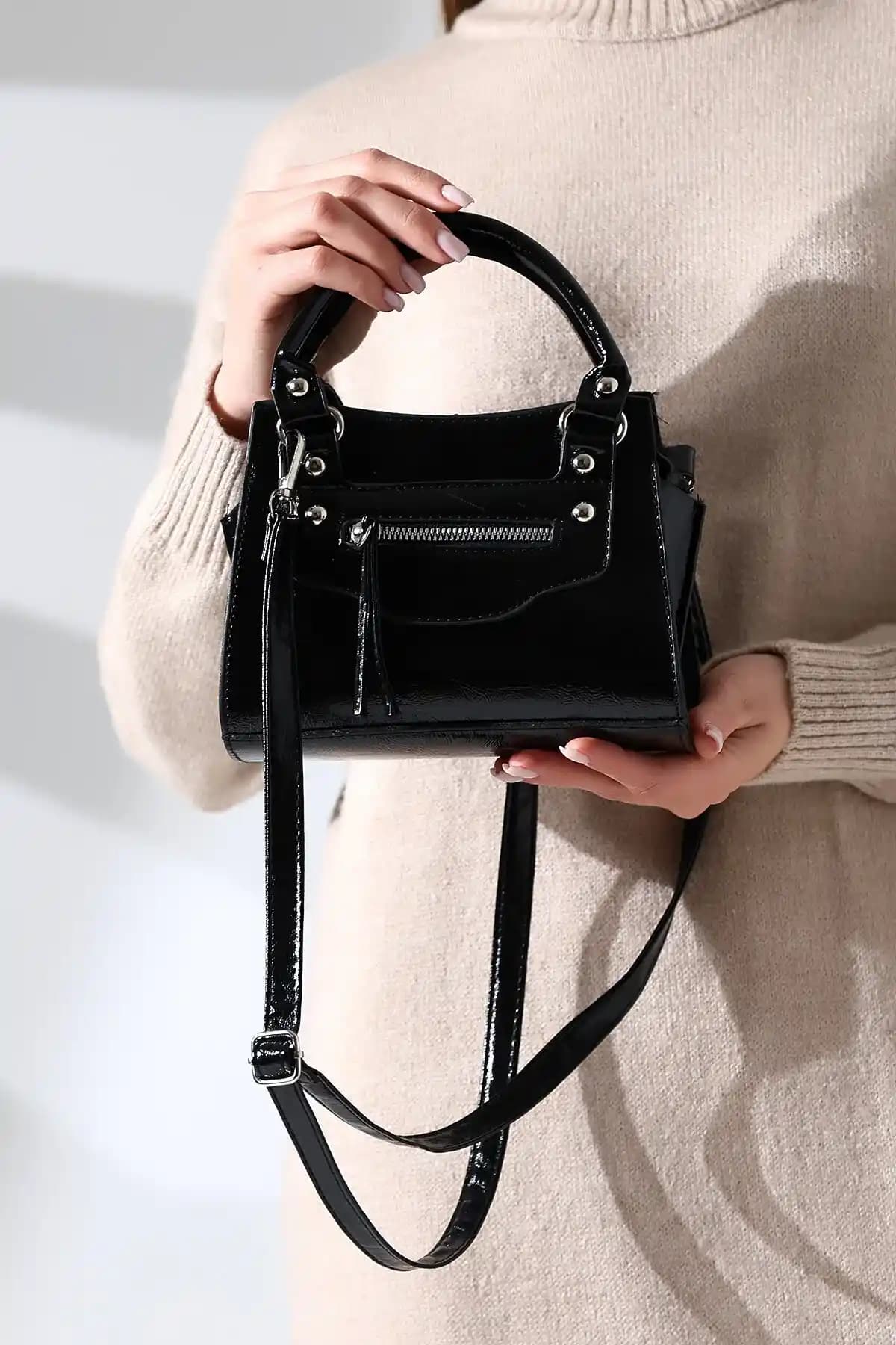 Kadın Rugan Çanta Seçenekleri: Şıklık ve Fonksiyonelliğin Modern Buluşması