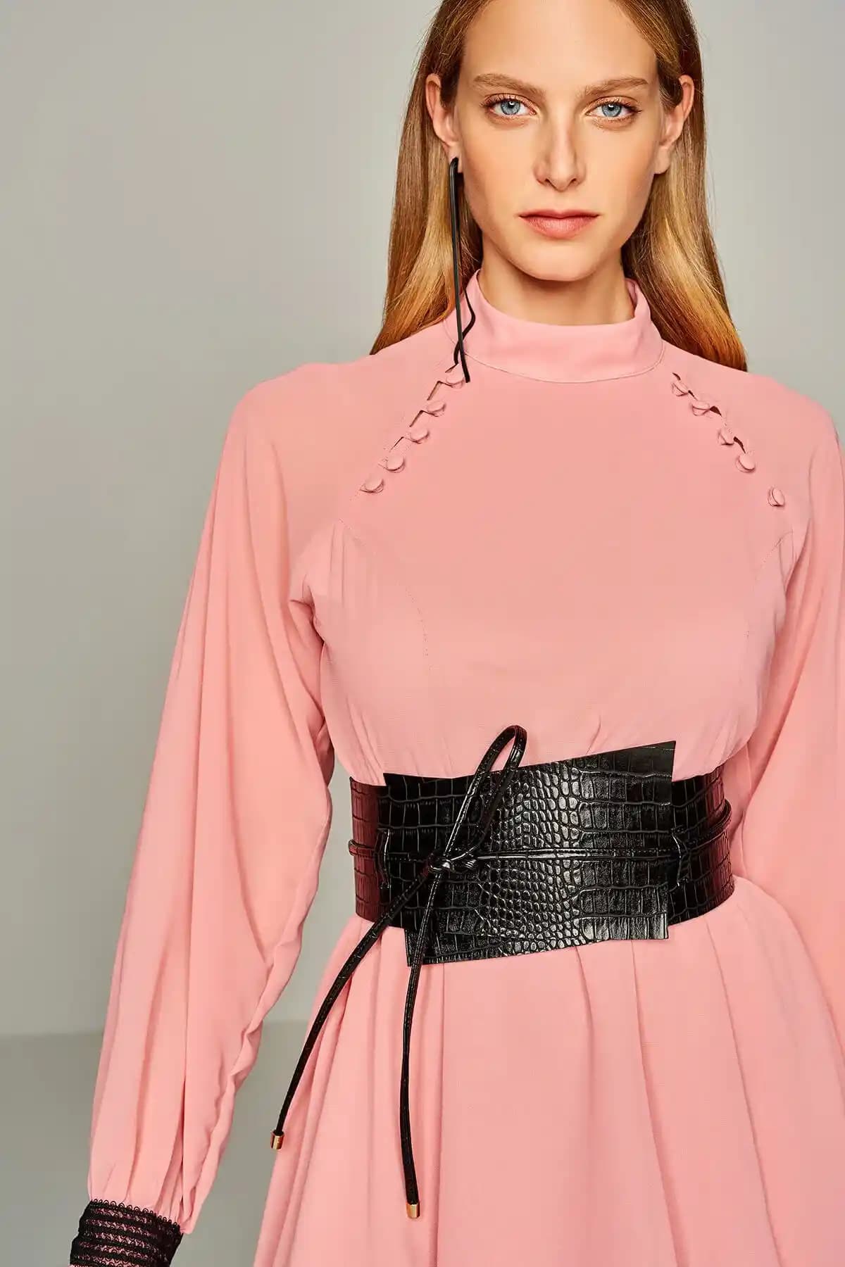 Kadın Siyah Print Bel Kemeri: Stil ve Fonksiyonun Uyumuyla Günlük ve Şık Kombinler