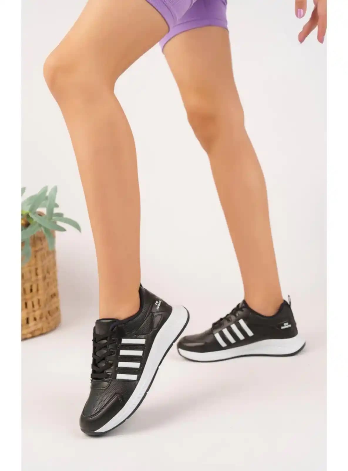 Kadın Spor Ayakkabıları: Günlük Konfor ve Şıklık Sunan Modellerin Detaylı İncelemesi