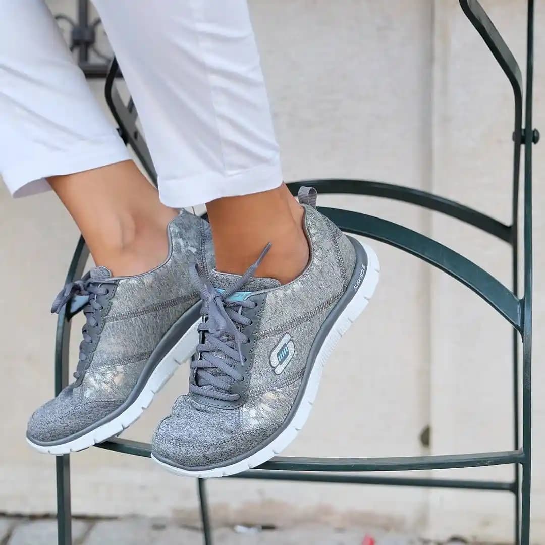 Kadın Spor Ayakkabılarında Şıklık ve Konforu Bir Arada Sunan Modeller ve Trendler